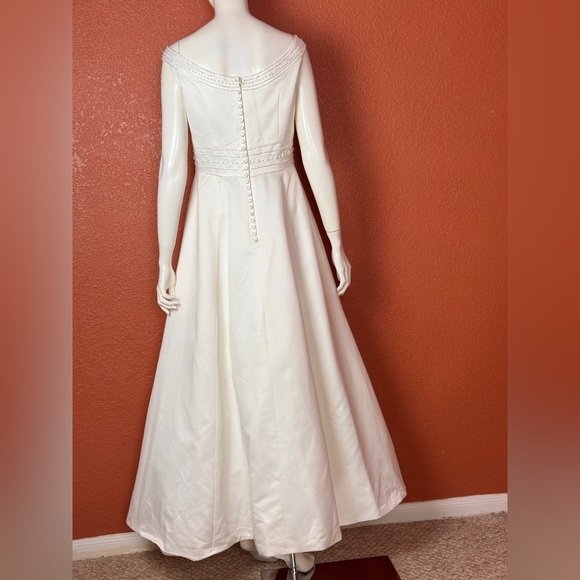 VENUS Informals White Sleeveless wedding Dress 12 - Picture 6 of 15